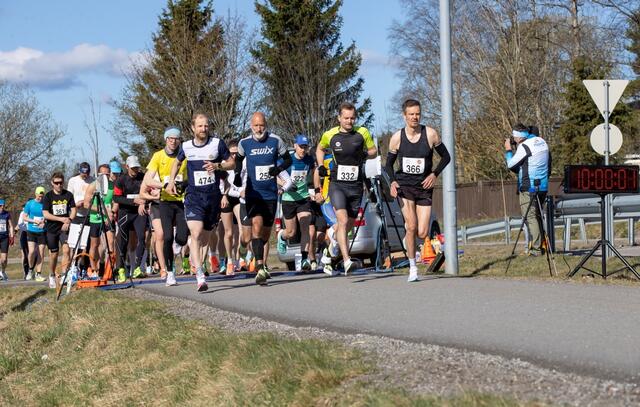 Starten har akkurat gått og løperne legger ut på persejakt. (Foto: Bjørn Hytjanstorp)