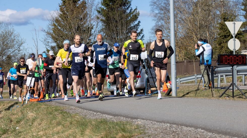 Starten har akkurat gått og løperne legger ut på persejakt. (Foto: Bjørn Hytjanstorp)