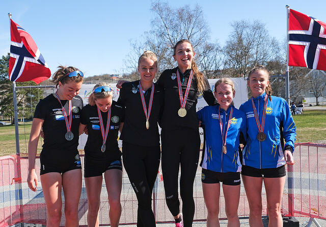 Premiepallen kvinner stafett: Haugesund (Vilde Våge  Henriksen, Kristine Dommersnes), Tjalve (Malin Edland, Sigrid Jervell Våg), Strindheim (Hanne Mjøen Maridal, Ingrid Nyhus). (Foto: Roger Midtstraum)