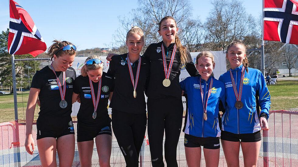 Premiepallen kvinner stafett: Haugesund (Vilde Våge  Henriksen, Kristine Dommersnes), Tjalve (Malin Edland, Sigrid Jervell Våg), Strindheim (Hanne Mjøen Maridal, Ingrid Nyhus). (Foto: Roger Midtstraum)
