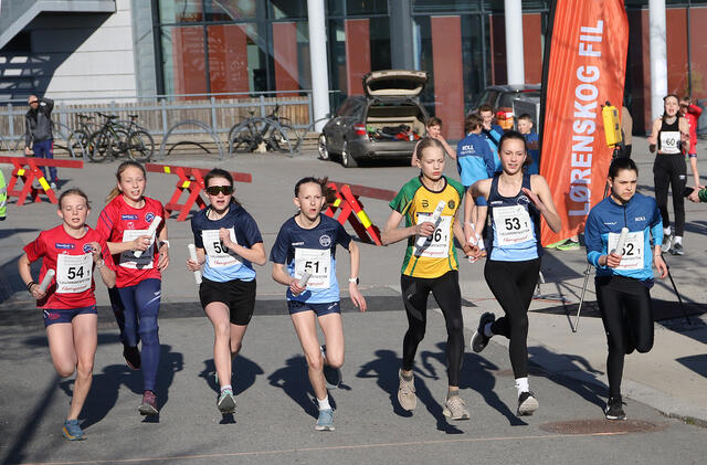 Starten for jentenes ungdomsstafett har gått på en solfylt, men kjølig kveld på Lørenskog. (Foto: Runar Gilberg)