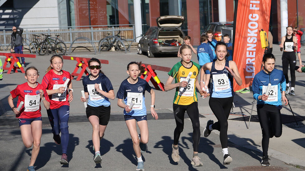 Starten for jentenes ungdomsstafett har gått på en solfylt, men kjølig kveld på Lørenskog. (Foto: Runar Gilberg) 