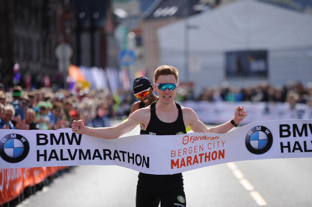 Morten Gjendem med Frew Brkineh som skygge over målstreken på Halvmaraton. (Foto: Arne Dag Myking)