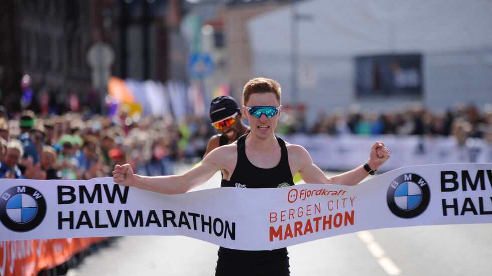 Morten Gjendem med Frew Brkineh som skygge over målstreken på Halvmaraton. (Foto: Arne Dag Myking) 
