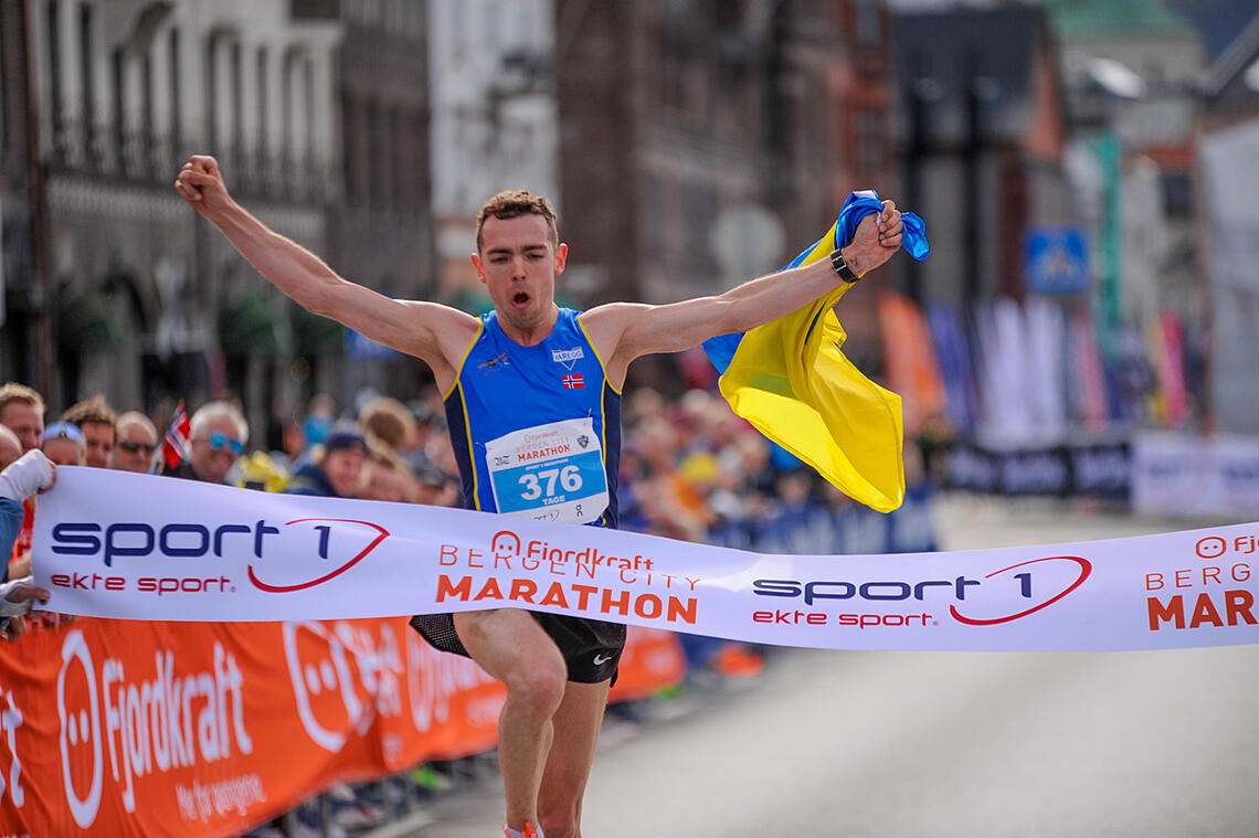 Tage Morken Augustson bryter målsnora som vinner av maraton med tre minutters margin. (Alle foto: Arne Dag Myking) 