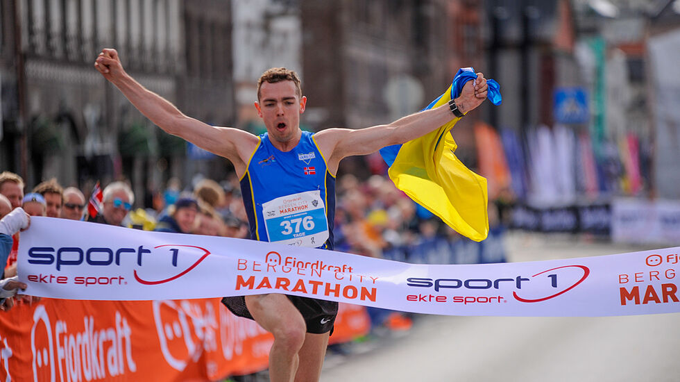 Tage Morken Augustson bryter målsnora som vinner av maraton med tre minutters margin. (Alle foto: Arne Dag Myking) 