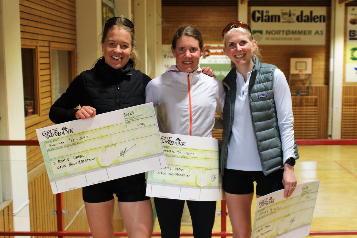 Tre beste i kvinneklassen i Grue: Treeren Julie Aspesletten (1:19:14), eneren Maria Sagnes Wågan (1:14:16) og toeren Astrid Brathaug Sørset (1:18:11). (Foto: Rolf Bakken)