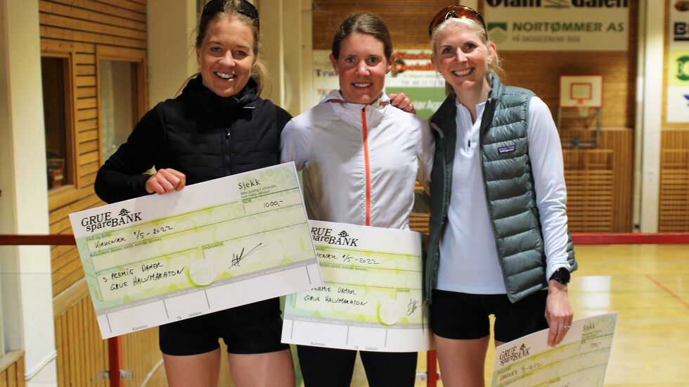 Tre beste i kvinneklassen i Grue: Treeren Julie Aspesletten (1:19:14), eneren Maria Sagnes Wågan (1:14:16) og toeren Astrid Brathaug Sørset (1:18:11). (Foto: Rolf Bakken)
