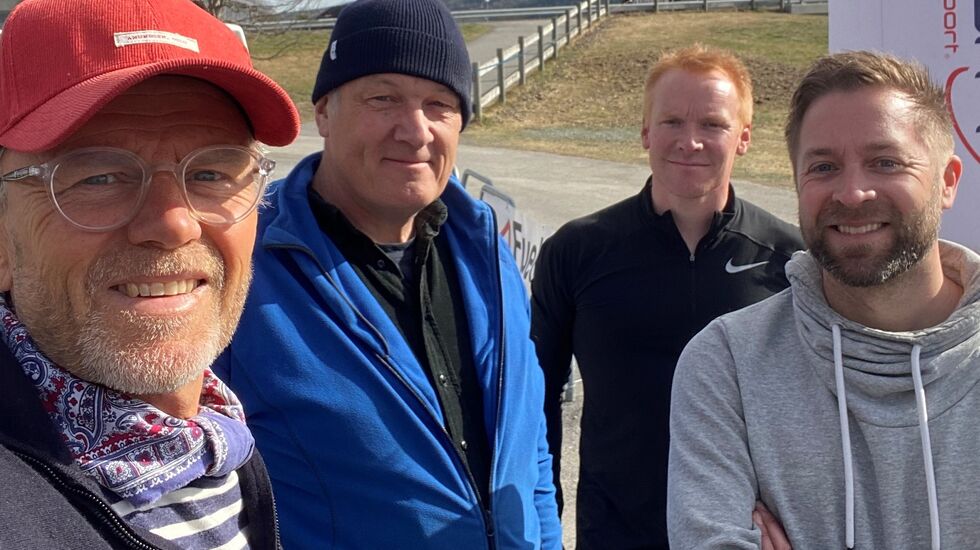 Artikkelforfatteren (til venstre) med en del av de sentrale personene bak nyskapningen Grue Halvmaraton. (Foto: Cato Thunes)