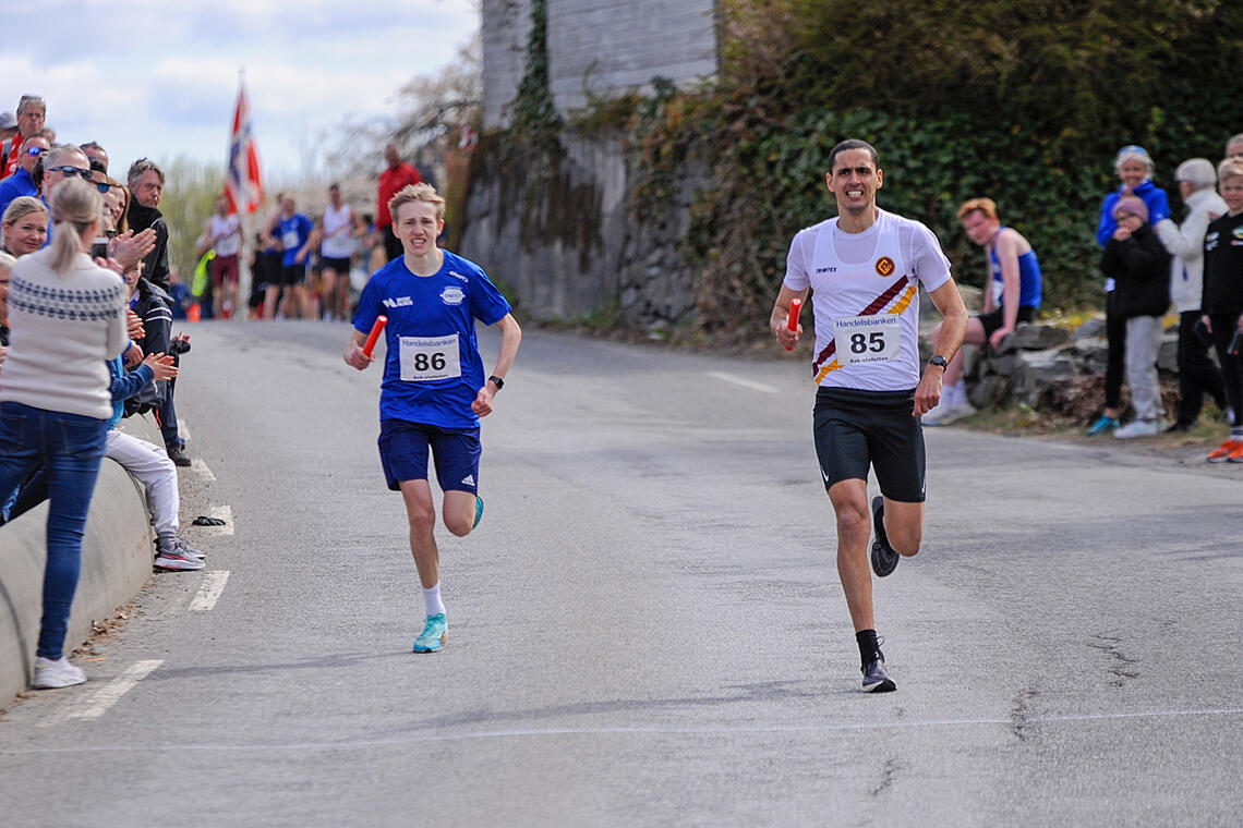 Daniel Beeder fra Gular klarer akkurat å holde unna for unge Tord Endresen fra Gneist, til tross for at han dagen før hadde løpt halvmaraton i Bergen City Marathon. (Alle foto: Arne Dag Myking)