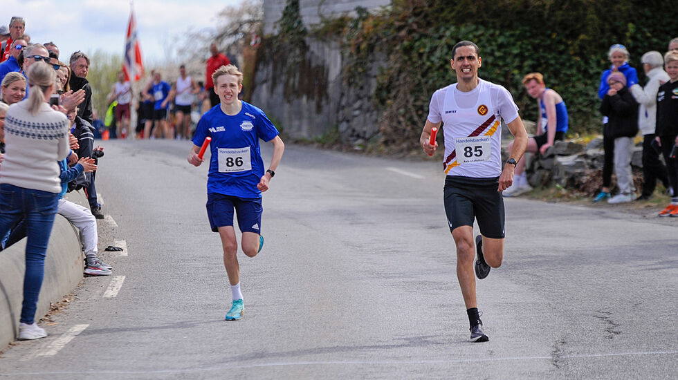 Daniel Beeder fra Gular klarer akkurat å holde unna for unge Tord Endresen fra Gneist, til tross for at han dagen før hadde løpt halvmaraton i Bergen City Marathon. (Alle foto: Arne Dag Myking)