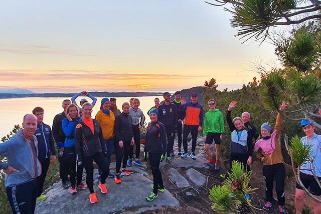 Norodd-løpere tester den nye løypa i solnedgang.