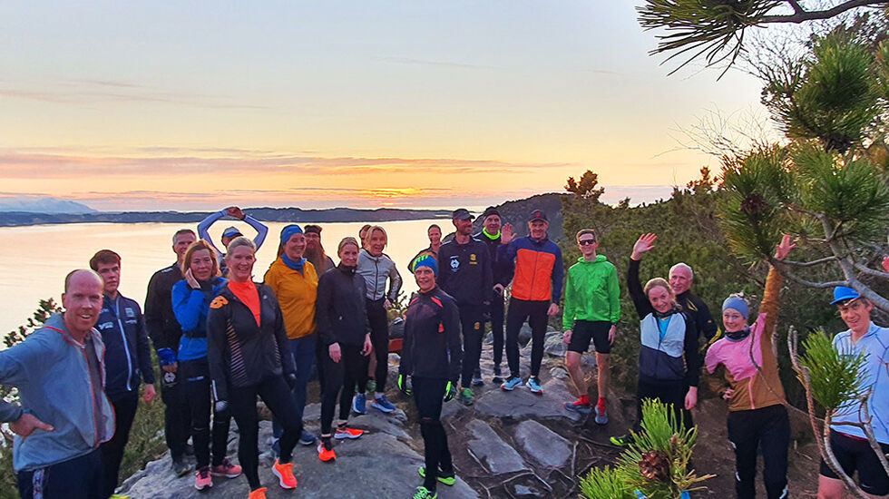 Norodd-løpere tester den nye løypa i solnedgang.