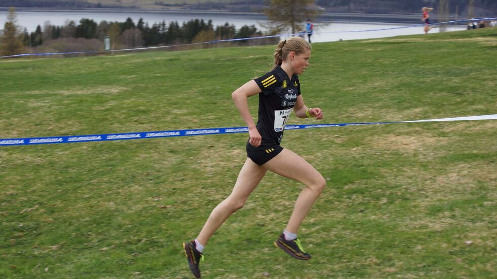 Malin Holesveen fikk brukt steget sitt på Mjøsen Golf 1. mai. (Foto: Moelven IL Friidrett)
