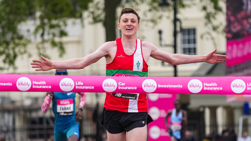 Ellis Cross brukte Mo Farahs eget varemerke - en skikkelig sluttspurt - da han vant det 10 km lange gateløpet i London. (Foto: arrangøren) 