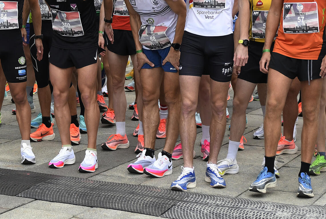 Det var nærmest utelukkende Nike-sko å se på fremste startlinje på halvmaraton i fjorårets utgave av Oslo Maraton. Nå kan det imidlertid se ut som den amerikanske skogiganten har fått reell konkurranse fra både Adidas og Asics. (Foto: Bjørn Johannessen)