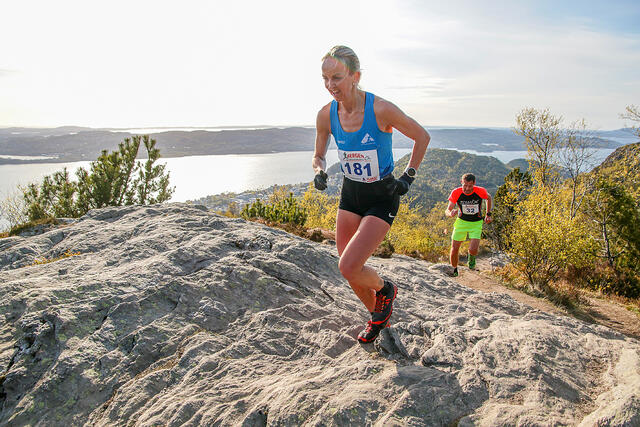 Anita Iversen Lilleskare ankommer platået ved Sandvikshytten, i fin stil, som første kvinne. (Alle foto: Arne Dag Myking)
