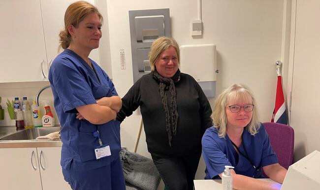 Anette Grødal, Åse Botten og Guri Notøy tester UV-maskinen på Elvestien. Foto: Orkland kommune/Steinar Larsen