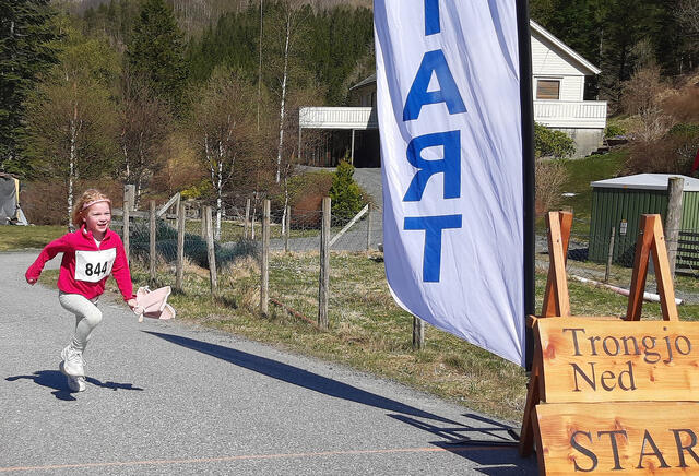 Barneløpet til Trongjo Opp har mål der 2,2 km starter, her med Henny Klungland Litlehamar, snart 6 år, mot mål i fin fart. (Foto: Olav Samland)
