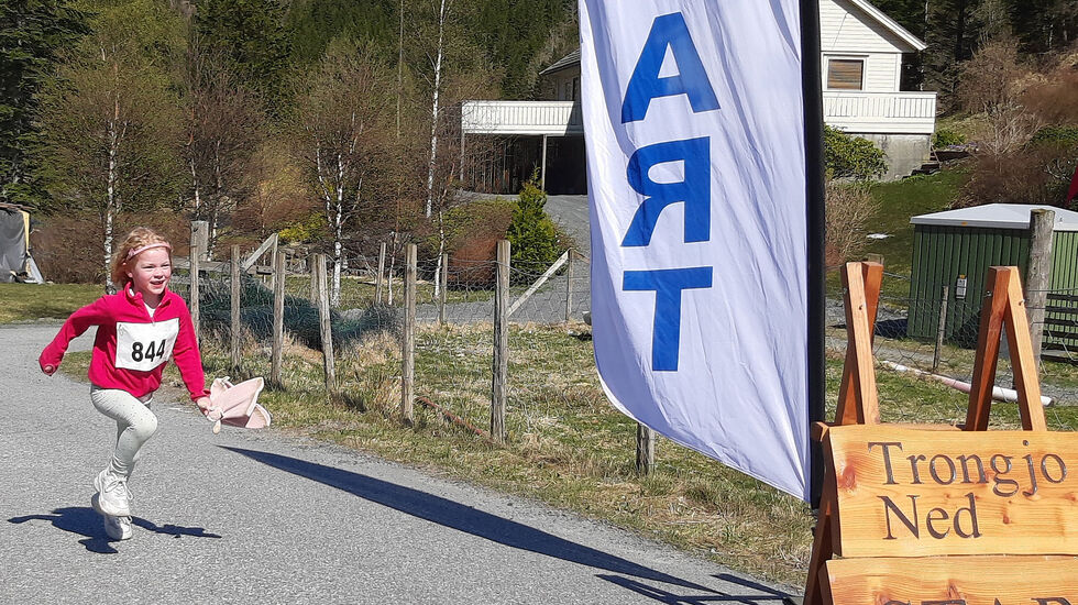 Barneløpet til Trongjo Opp har mål der 2,2 km starter, her med Henny Klungland Litlehamar, snart 6 år, mot mål i fin fart. (Foto: Olav Samland)
