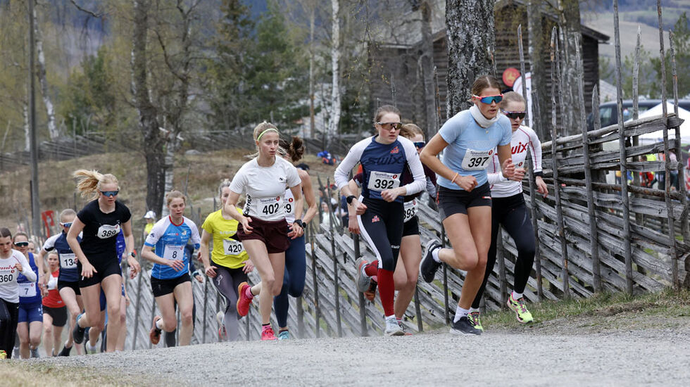 Oline Vestad (397) fra Vågå IL ble raskeste kvinne foran Mille Marie Storlien (392) fra Lillehammer Skiklub/NTG. Disse to var i teten helt fra starten. Startnummer 402 er Pernille Gullikstad fra Søre Ål IL.