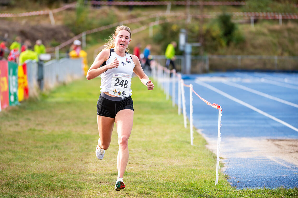 Raske sammenhengende økter på trening gjør at Maria Sagnes Wågan føler seg bedre forberedt når hun løper med startnummer på brystet. (Foto: Samuel Hafsahl)