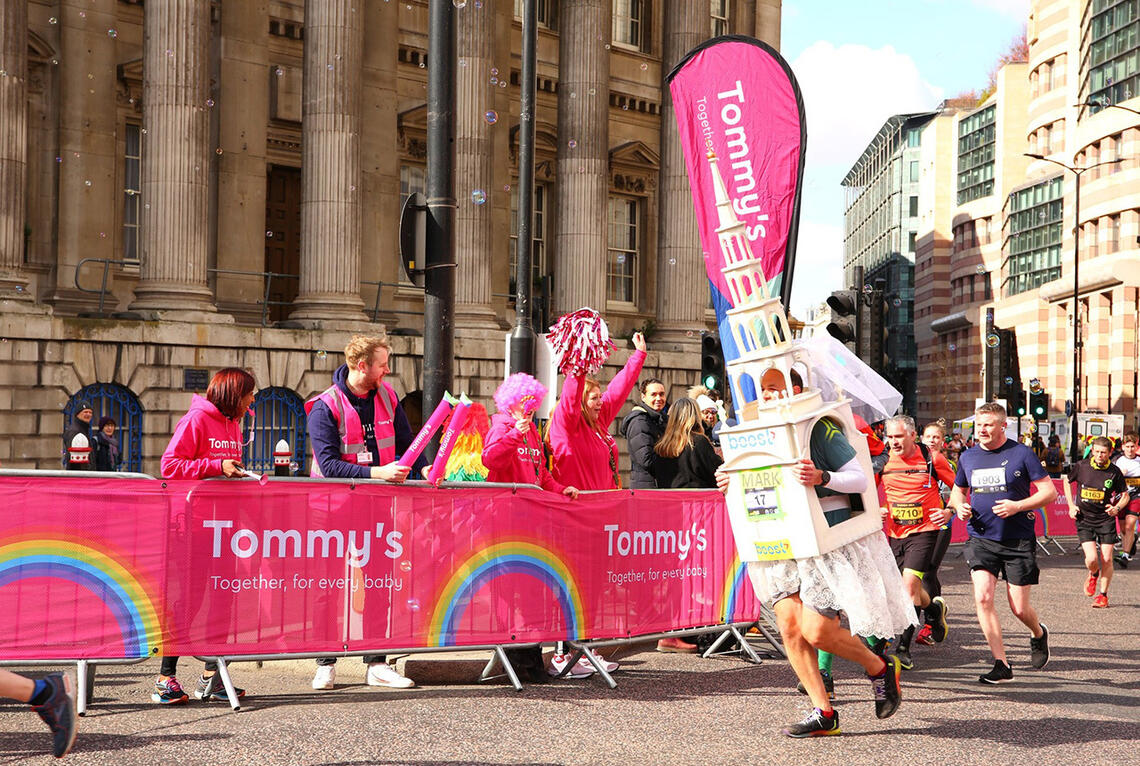 Gleden var stor da det endelig ble halvmaraton i London, med spennende landemerker langs og i løypa. (Foto: London Landmarks Half Marathon) 