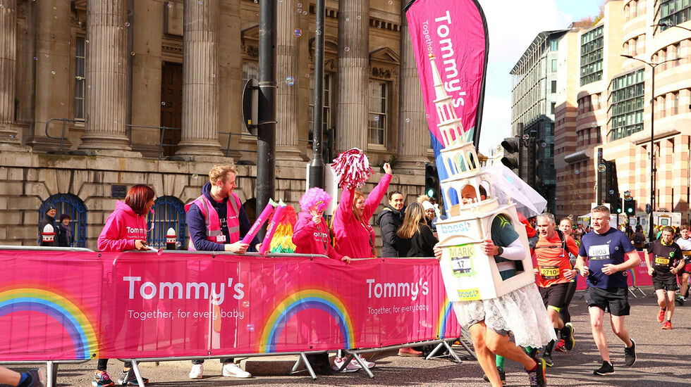 Gleden var stor da det endelig ble halvmaraton i London, med spennende landemerker langs og i løypa. (Foto: London Landmarks Half Marathon)