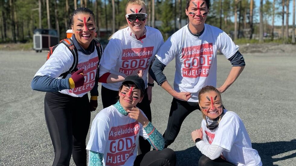 Askeladdens gode hjelpere som deltok med humør i vårløpet i fjor: Foran fra venstre Mari Angloff Viste og Marthe Bergstuen. Bak fra venstre Rebecca Hagen, Marthe Holm og Runar Halvor Glendrange. (Arrangørfoto)