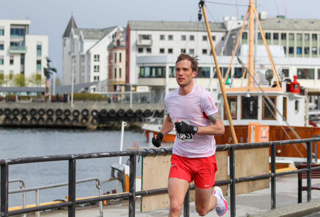 Den beste prestasjonen I Ålesund Maraton stod Lasse Aleksander Finstad for. Han fullførte maratondistansen på tiden 2.29.53