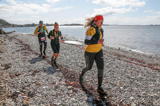Her er det tre fra laget til Løp Sammen Askøy som tar innspurten: Trine Cook Mikkelsen (fremst), Lisbeth Larsen og Christian Fraga. Men rullestein er kanskje ikke noen favoritt. (Alle foto: Arne Dag Myking)