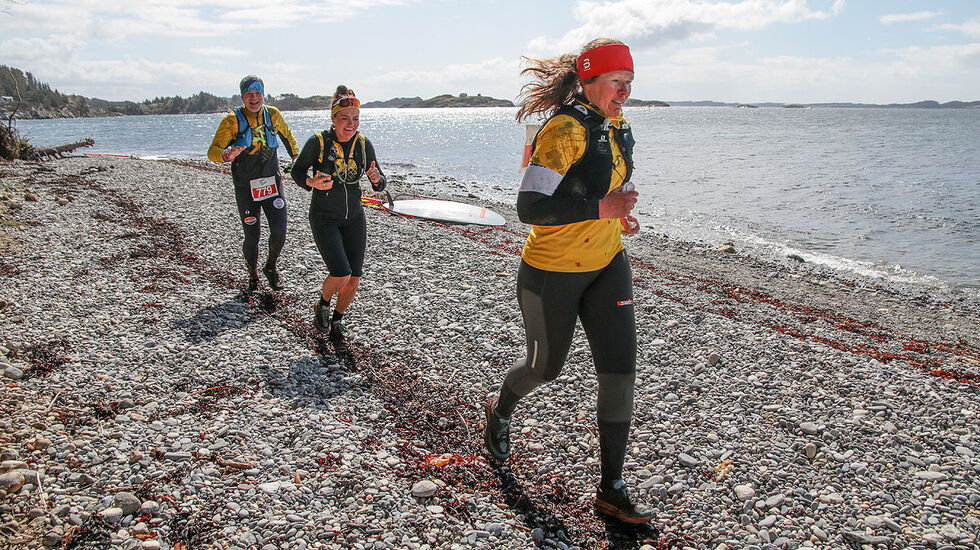 Her er det tre fra laget til Løp Sammen Askøy som tar innspurten: Trine Cook Mikkelsen (fremst), Lisbeth Larsen og Christian Fraga. Men rullestein er kanskje ikke noen favoritt. (Alle foto: Arne Dag Myking)