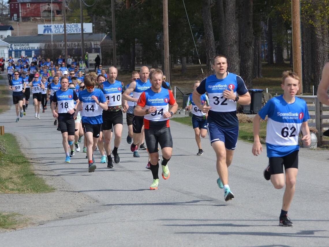 Løpere i lange baner la av gårde i Krystallmarsjen lørdag. (Foto: Janne Slorafoss)