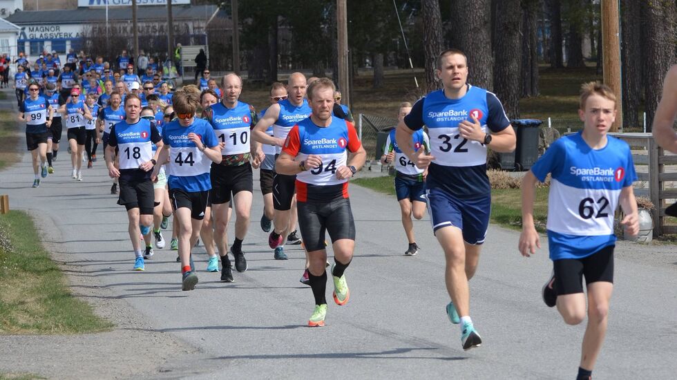 Løpere i lange baner la av gårde i Krystallmarsjen lørdag. (Foto: Janne Slorafoss)