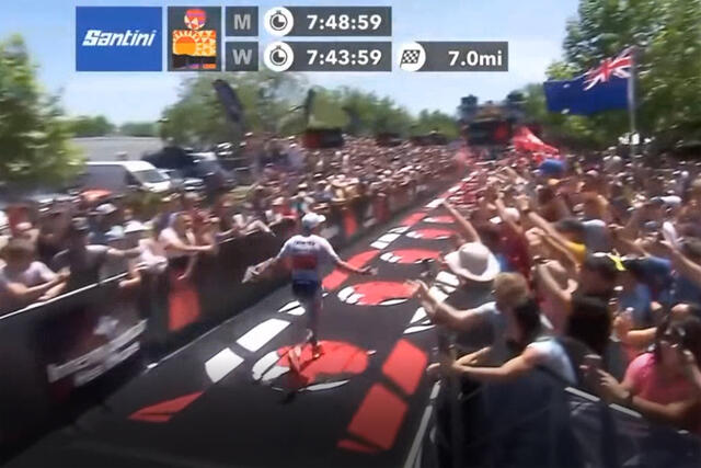 Kristian Blummenfelt løper i mål som verdensmester i Ironman. Konkurransen foregikk i St. George i Utah, USA. (Foto: skjermprint streaming)