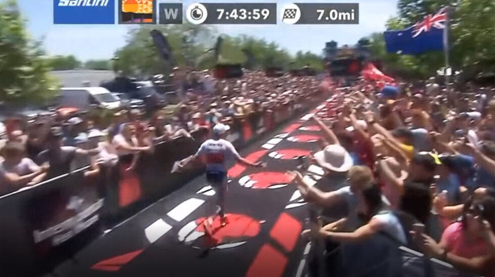 Kristian Blummenfelt løper i mål som verdensmester i Ironman. Konkurransen foregikk i St. George i Utah, USA. (Foto: skjermprint streaming)