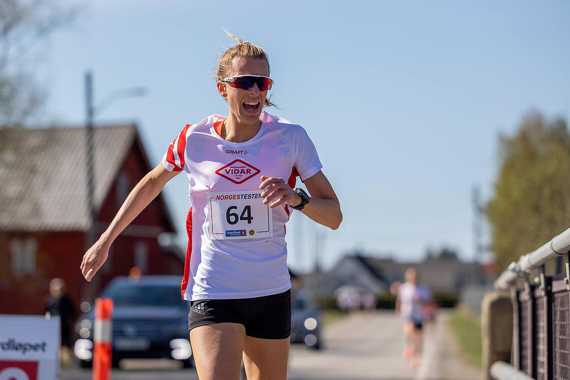 Kathrine Kvernmo løper inn på tiden 35:24 på 10 kilometer i Norgestesten. (Alle foto: Samuel Hafsahl)