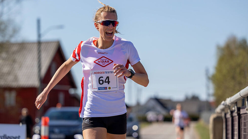 Kathrine Kvernmo løper inn på tiden 35:24 på 10 kilometer i Norgestesten. (Alle foto: Samuel Hafsahl)