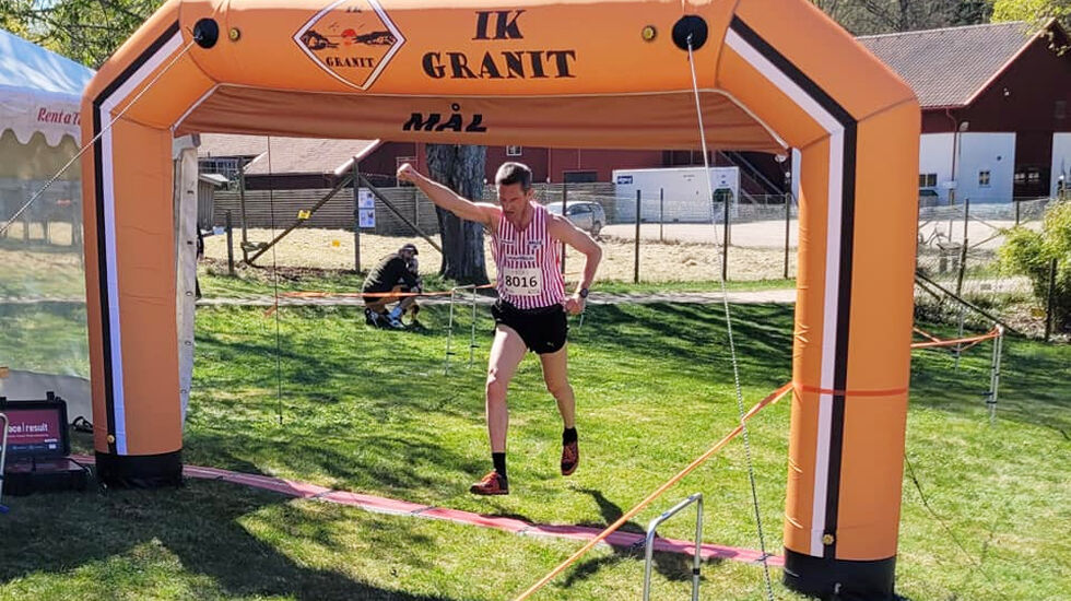 Martin Kjäll-Ohlsson løp over mål som klar vinner av 15 kilometeren. (Foto: Marianne Vatne)