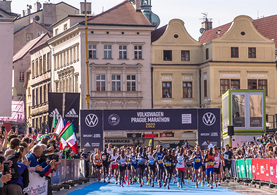 Et entusiastisk publikum heier løperne ut på den 42,2 km lange runden. (Foto: RunCzech)