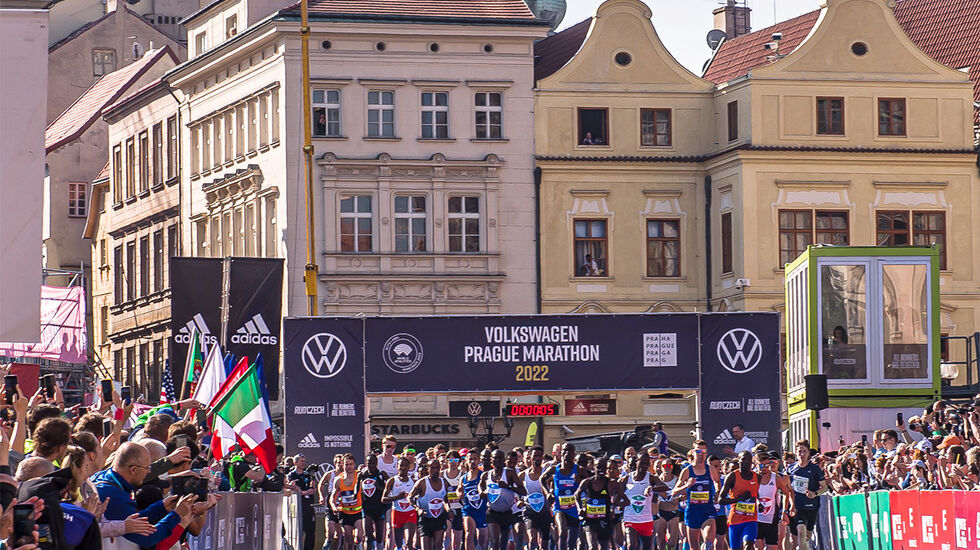 Et entusiastisk publikum heier løperne ut på den 42,2 km lange runden. (Foto: RunCzech) 