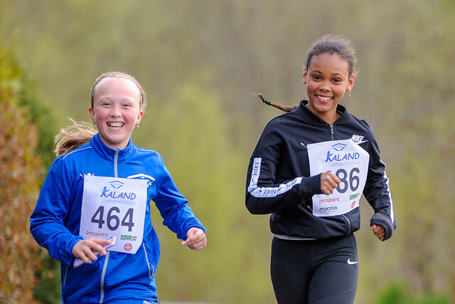 Lykke Størksen og Brenzanel Stengrimsen har bare 100 meter igjen på sin 3 km, men de ser ikke slitne ut i det hele tatt. (Alle foto: Arne Dag Myking)