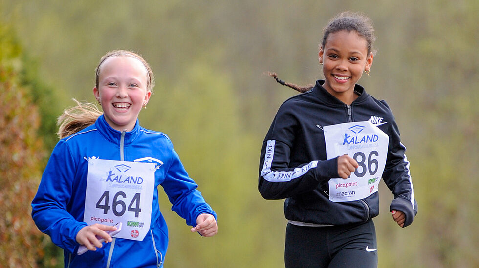 Lykke Størksen og Brenzanel Stengrimsen har bare 100 meter igjen på sin 3 km, men de ser ikke slitne ut i det hele tatt. (Alle foto: Arne Dag Myking)