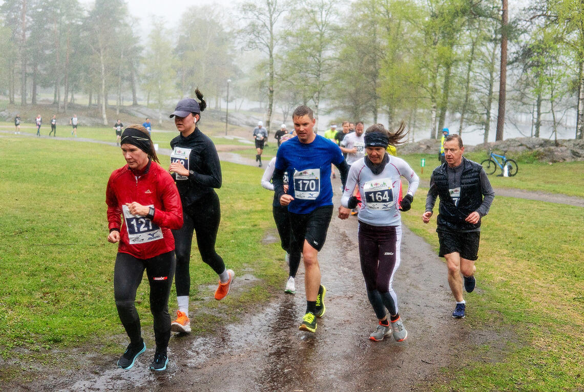 Løperne i Nordmarks12er'n passerer vanligvis så idylliske Sognsvann både like etter start og inn mot mål. Denne dagen var det regnværet som skapte sin spesielle stemning. (Foto: Andreas Skiri Refsdal)