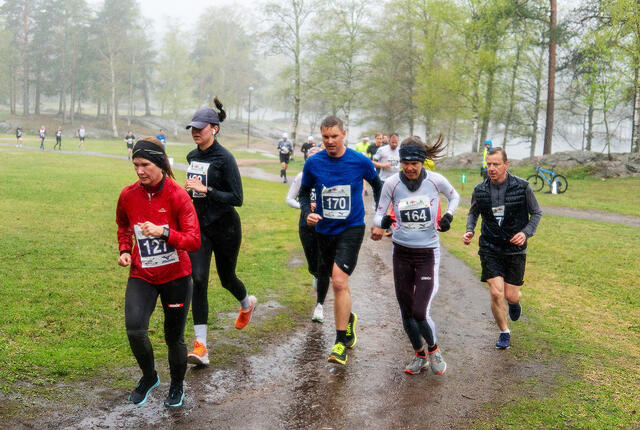 Løperne i Nordmarks12er'n passerer vanligvis så idylliske Sognsvann både like etter start og inn mot mål. Denne dagen var det regnværet som skapte sin spesielle stemning. (Foto: Andreas Skiri Refsdal)