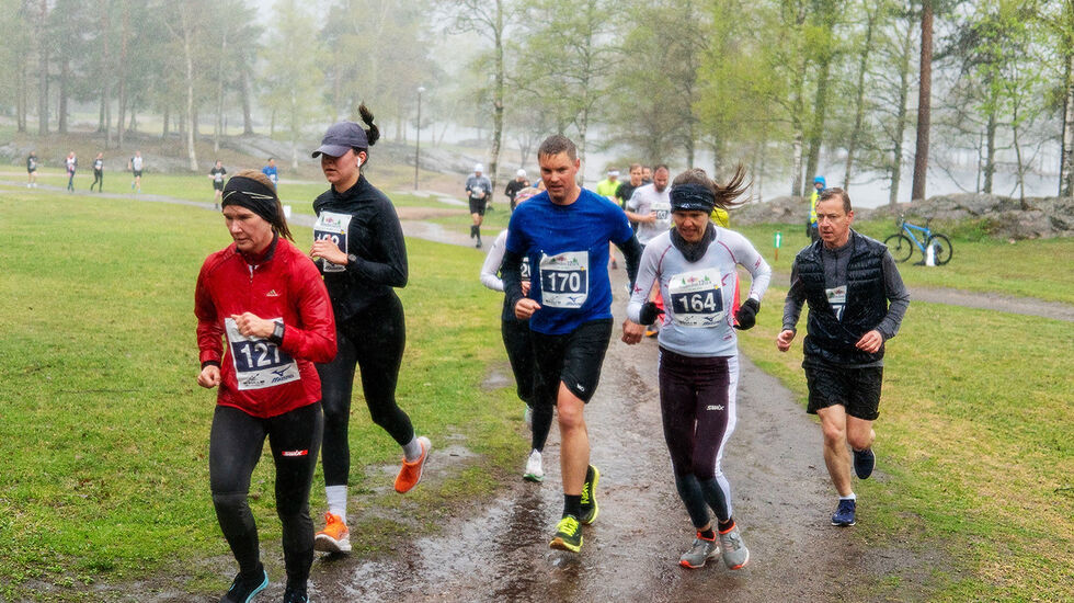Løperne i Nordmarks12er'n passerer vanligvis så idylliske Sognsvann både like etter start og inn mot mål. Denne dagen var det regnværet som skapte sin spesielle stemning. (Foto: Andreas Skiri Refsdal)
