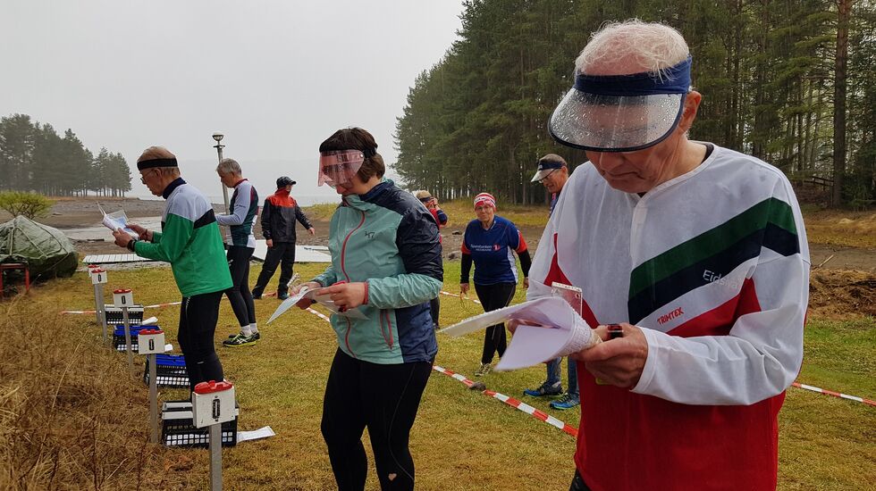 Klare til start med regnskjerm og briller i regnet.