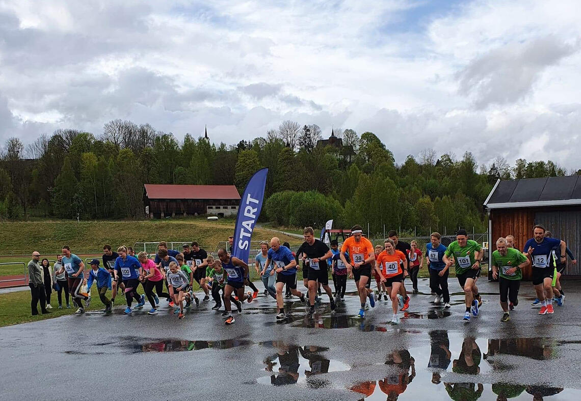 Starten går for årets 2. løp i Sport1-karusellen. 5 kilometers gateløp. (Foto: Rune Romnes)