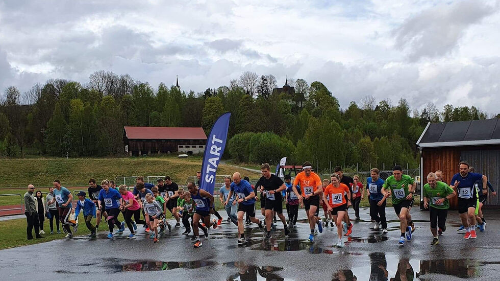Starten går for årets 2. løp i Sport1-karusellen. 5 kilometers gateløp. (Foto: Rune Romnes)