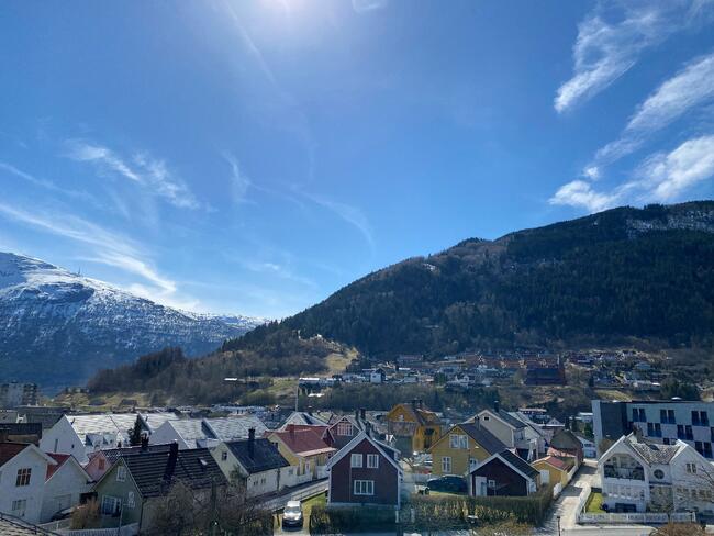 Oversyn over deler av Sogndal sentrum i retnings Stedje, blå himmel